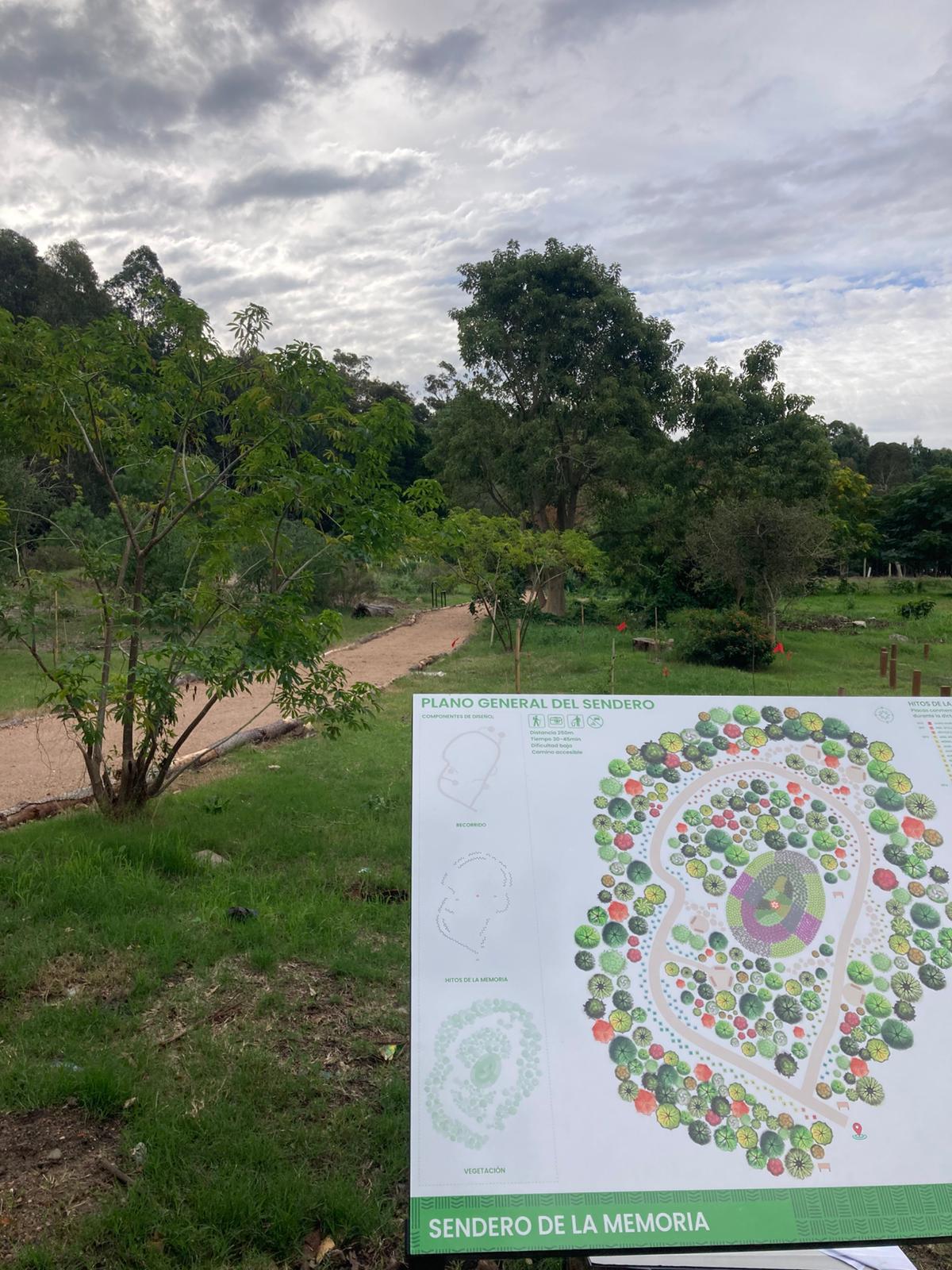 Este sábado 24 de mayo apertura del Sendero de la Memoria, un nuevo memorial vivo através de la naturaleza y la construcción colectiva:  - Presentación de la escultura de la emblemática margarita, Facultad de Artes  - Bocetos realizados por la autora de la flor símbolo de Familiares  - Se escucharán por primera vez las audioguías del recorrido  - Plantación de árboles en homenaje a las personas detenidas desaparecidas  - Con presencia de  autoridades departamentales, municipales y organizaciones sociales