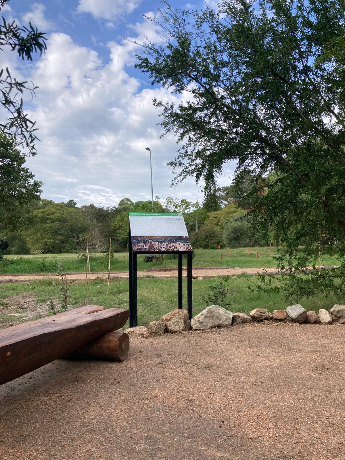 Este sábado 24 de mayo apertura del Sendero de la Memoria, un nuevo memorial vivo através de la naturaleza y la construcción colectiva:  - Presentación de la escultura de la emblemática margarita, Facultad de Artes  - Bocetos realizados por la autora de la flor símbolo de Familiares  - Se escucharán por primera vez las audioguías del recorrido  - Plantación de árboles en homenaje a las personas detenidas desaparecidas  - Con presencia de  autoridades departamentales, municipales y organizaciones sociales