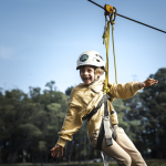 Tirolesa lago niños y niñas